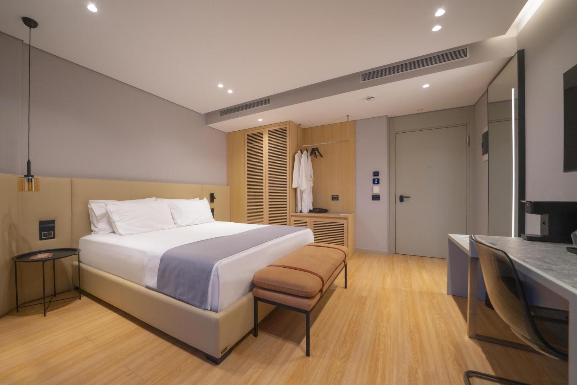 Yacht Premium Hotel